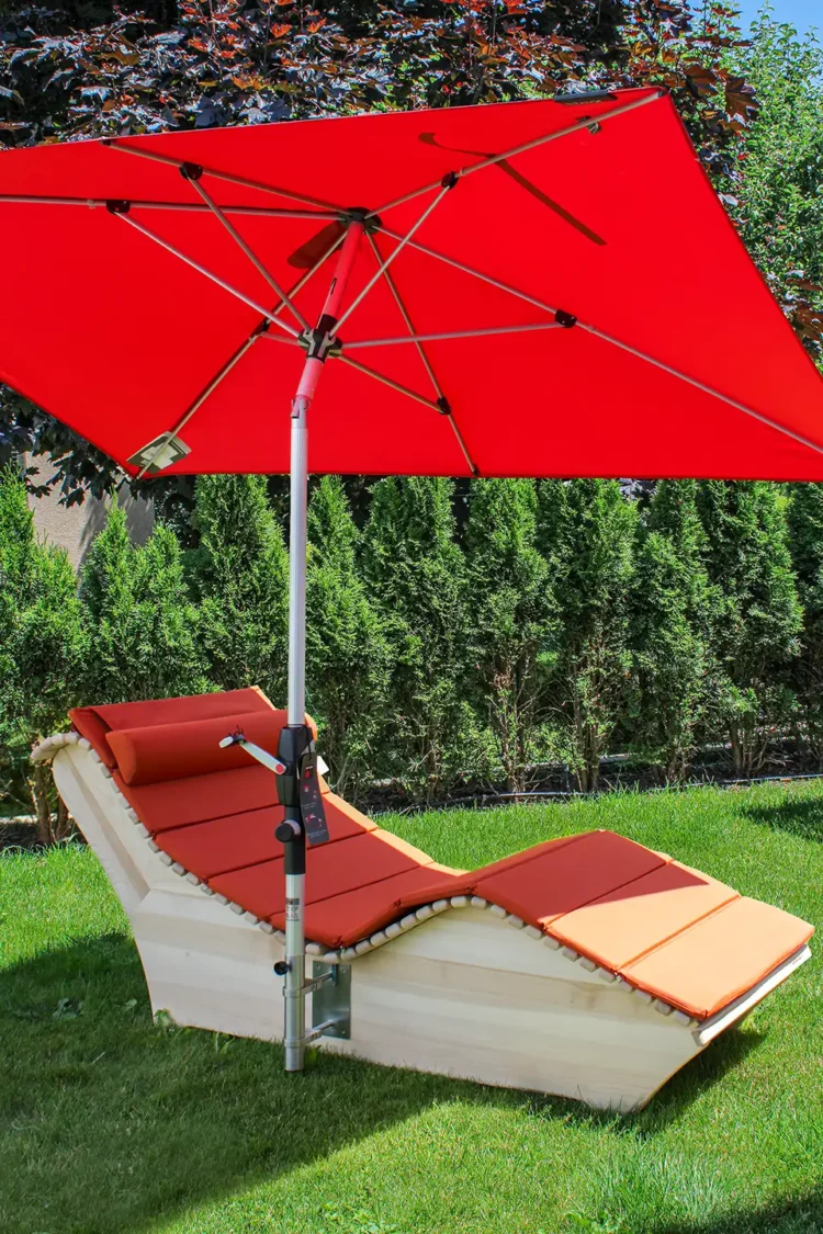 Wellnessliege mit gekipptem Sonnenschirm wellnessliege mit sonnenschirm halter gekippt