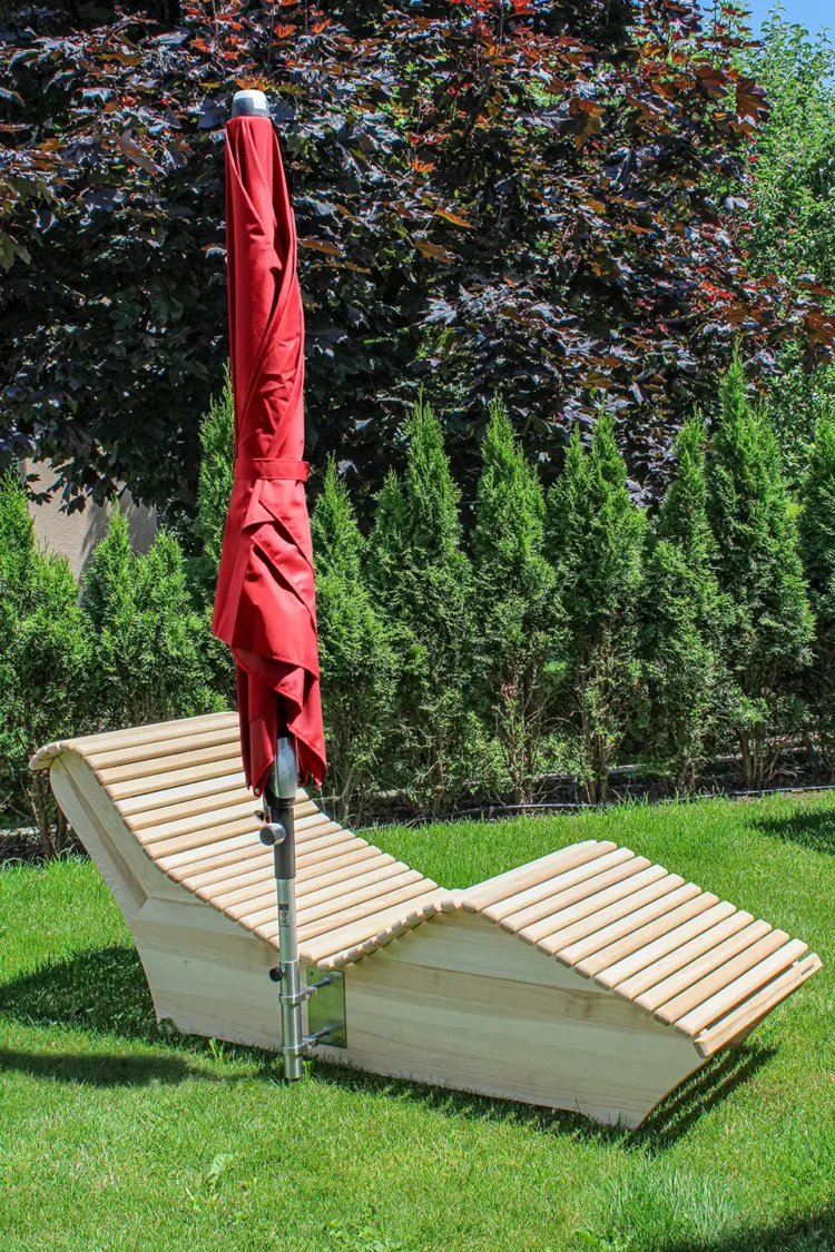 Wellnessliege mit geschlossenem Sonnenschirm Wellnessliege mit geschlossenem Sonnenschirm