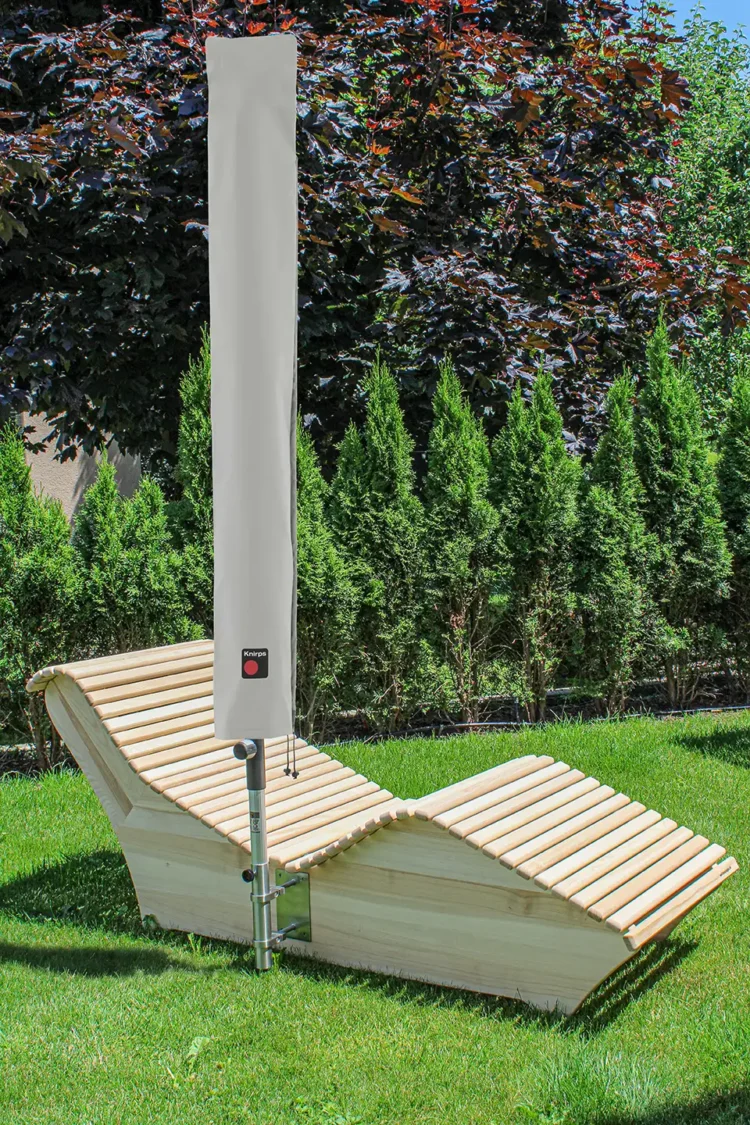 Wellnessliege mit geschlossenem Sonnenschirm und Schutzhülle Sonnenschirm mit Schutzhülle