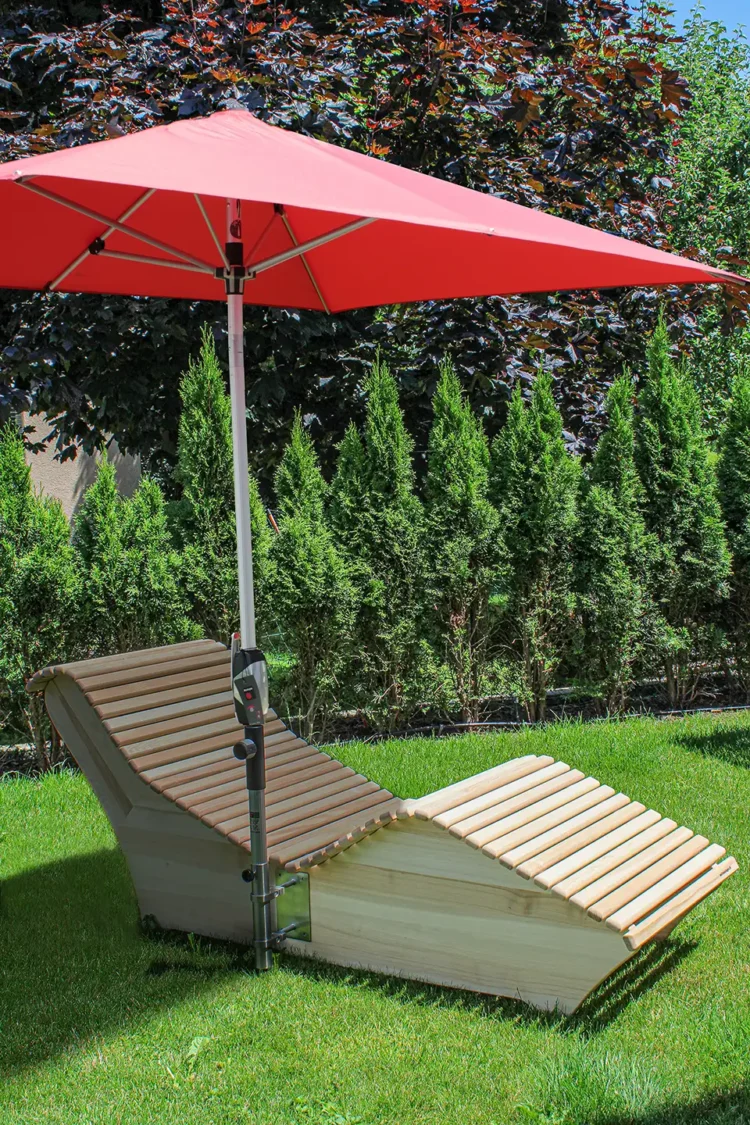 Wellnessliege mit geöffnetem Sonnenschirm Wellnessliege mit geöffnetem Sonnenschirm